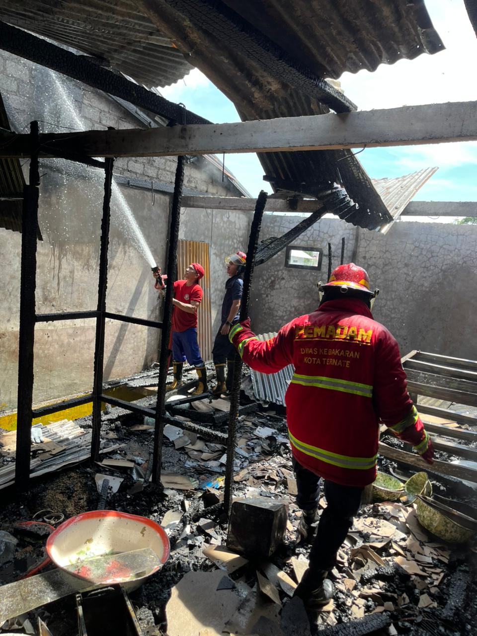 Kebakaran 1 Kompor di Kelurahan Salero dengan penyebab ledakan Gas dan 1 Rumah Warga di Kelurahan Kalumata dengan penyebab kosleting listrik di Kota Ternate